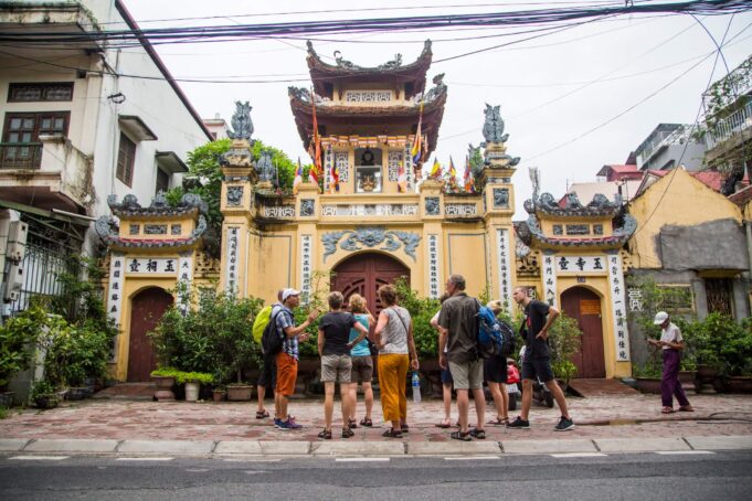 En turistgruppe besøger historisk tempel i Hanoi