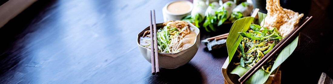 Bord med mad fra restauranten i Topas Ecolodge, som kan besøges på rejser til Vietnam.