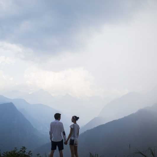 Par kigger udover bjerge