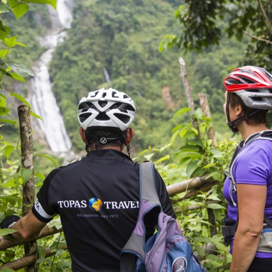 Mountainbiker med Topas Travel-logo på ryggen nyder udsigten i Vietnam