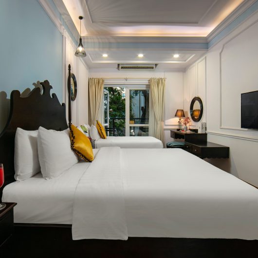 San Boutique Hotel værelse med seng og balkon