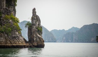 Kalkstensklippe i Lan Ha bay