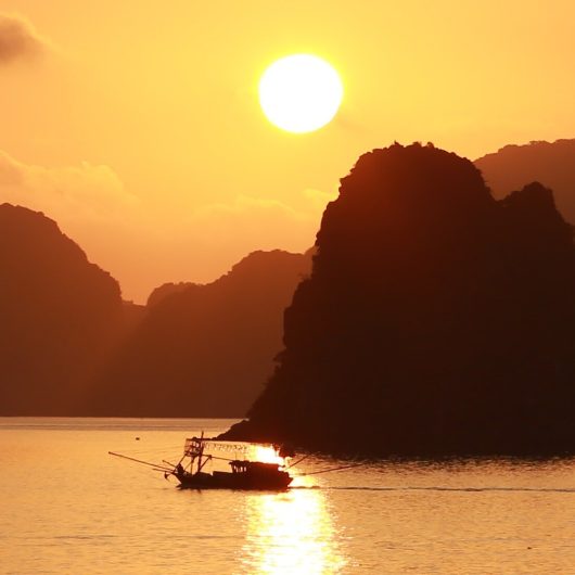 Solnedgang i Halong-bugten med Renea Cruise