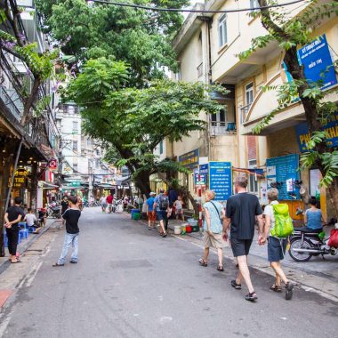 Turister går på opdagelse i Old Quarter i Hanoi