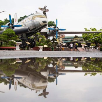 Amerikanske militær fly fra vietnamkrigen på Hanois historiske krigsmuseum