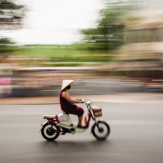 Vietnameser kører motorcykel i Hanoi