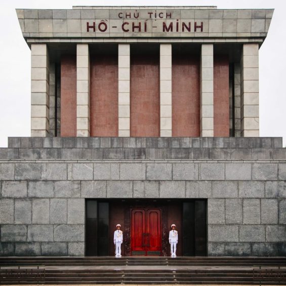 Ho Chi Minh Mausoleum i Hanoi bevogtet af to vietnamesiske vagter