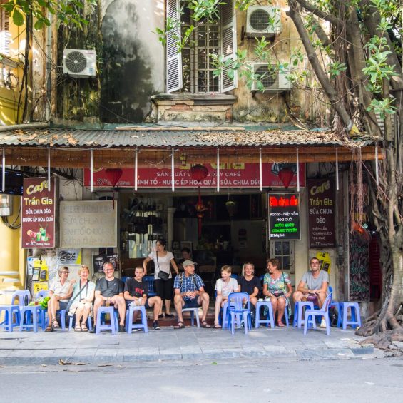 en gruppe turister nyder klassisk vietnamesisk streetfood