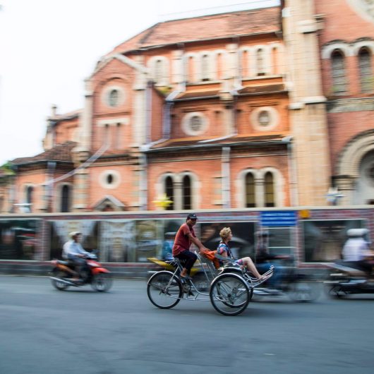 Turister nyder rickshaw tur i Ho Chi Minh city