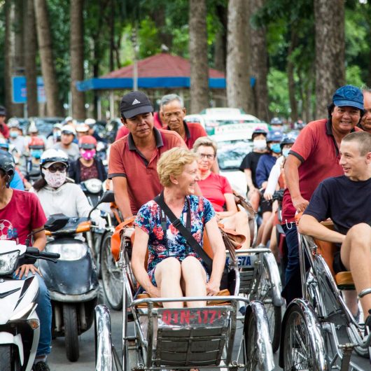 Turister kører rickshaw i Ho Chi Minh city