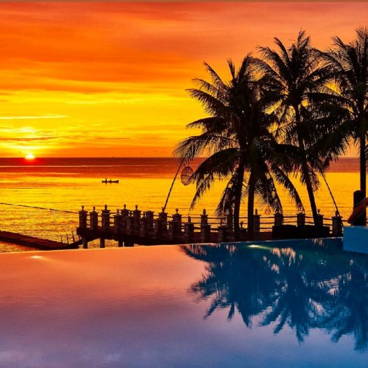 Chen Sea Resort pool med solnedgang
