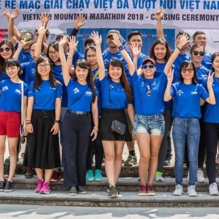 Topas Travel Vietnam ansatte fejrer afslutningen af Vietnam Mountain Marathon