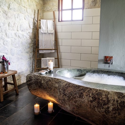 Suite bungalow badeværelse med badekar hos Topas Ecolodge