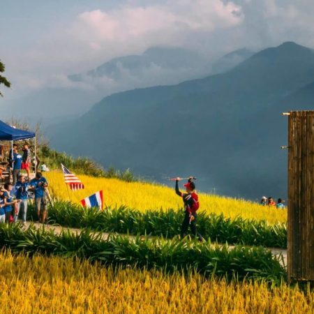 Vietnam mountain marathon løber når mållinje omringet af flotte rismarker