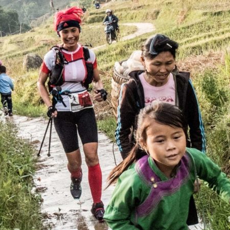 Trail løber i Vietnam løber ed lokale vietnamesiske børn