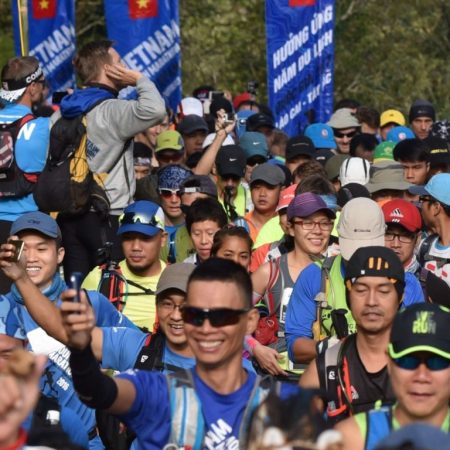 Vietnam Mountain marathon løbere gør sig klar ved starts linjen