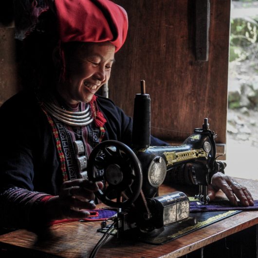 Nam Cang-lokal ved symaskine